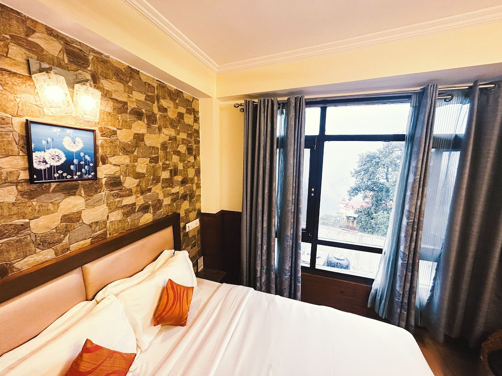 DELUXE, QUEEN BED