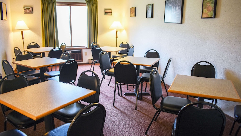 Travelodge by Wyndham Ishpeming/Marquette 38/49