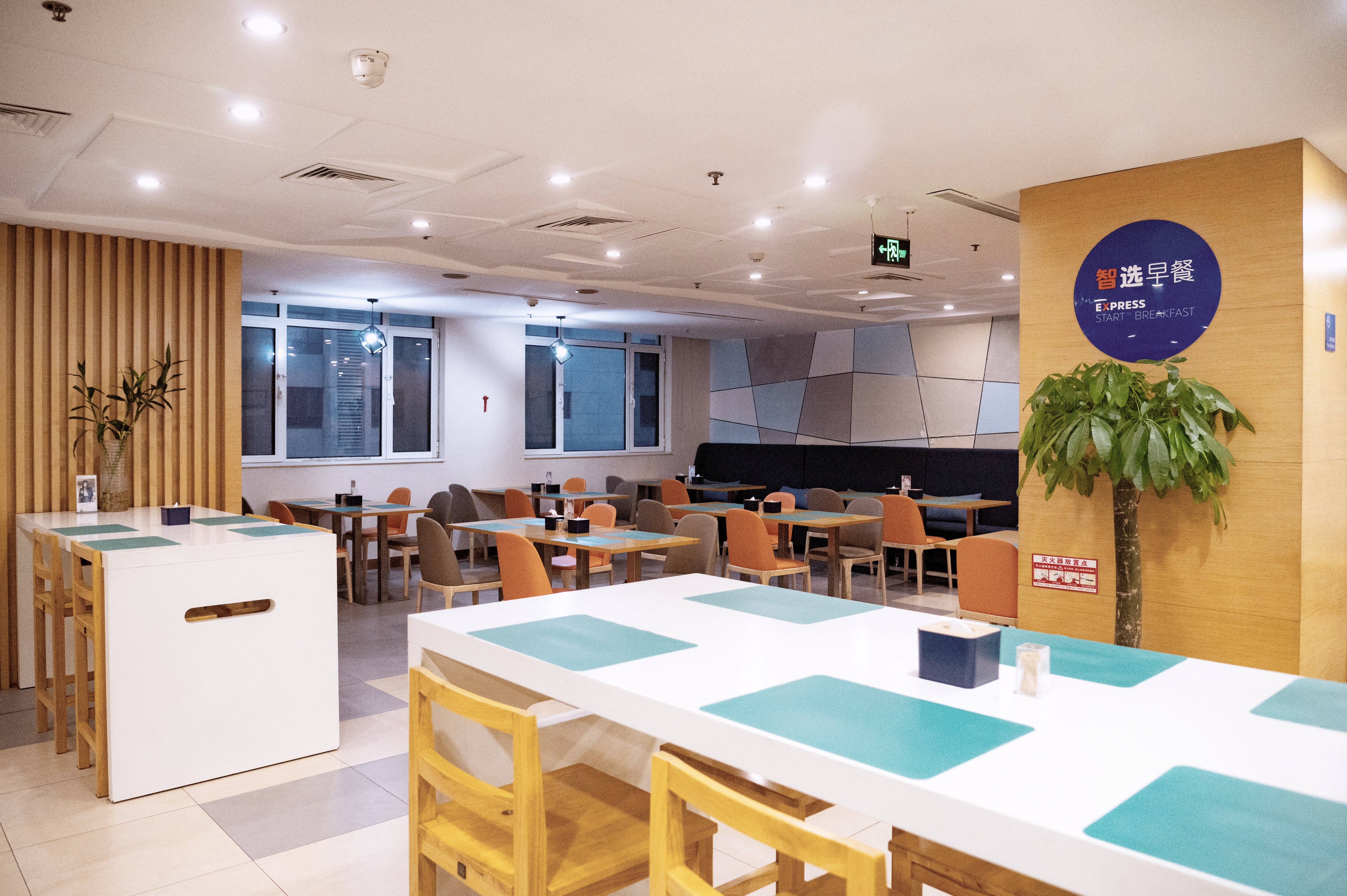 HOLIDAY INN EXPRESS TANGSHAN DOWNTOWN 17/35