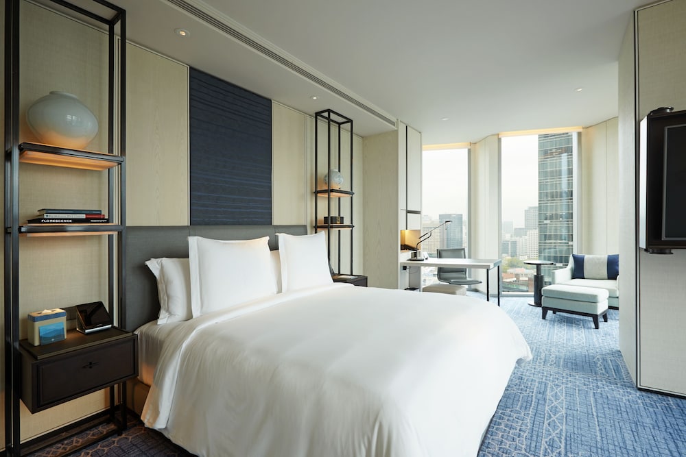 PREMIER, KING BED, CORNER