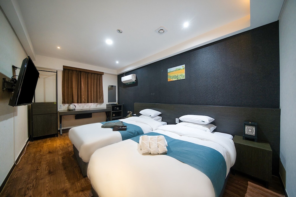 DELUXE, TWIN BEDS, CITY VIEW
