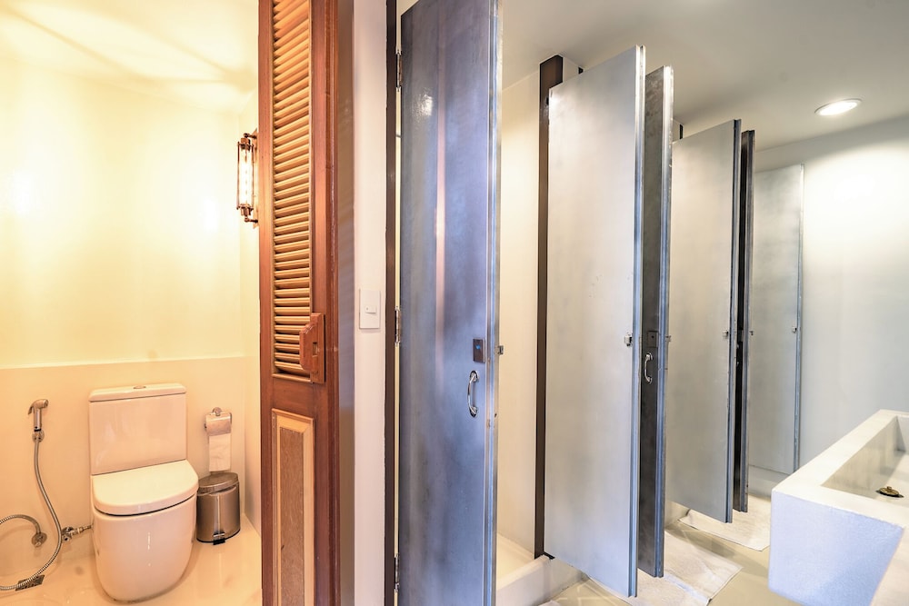 FAMILY, SHARED BATHROOM