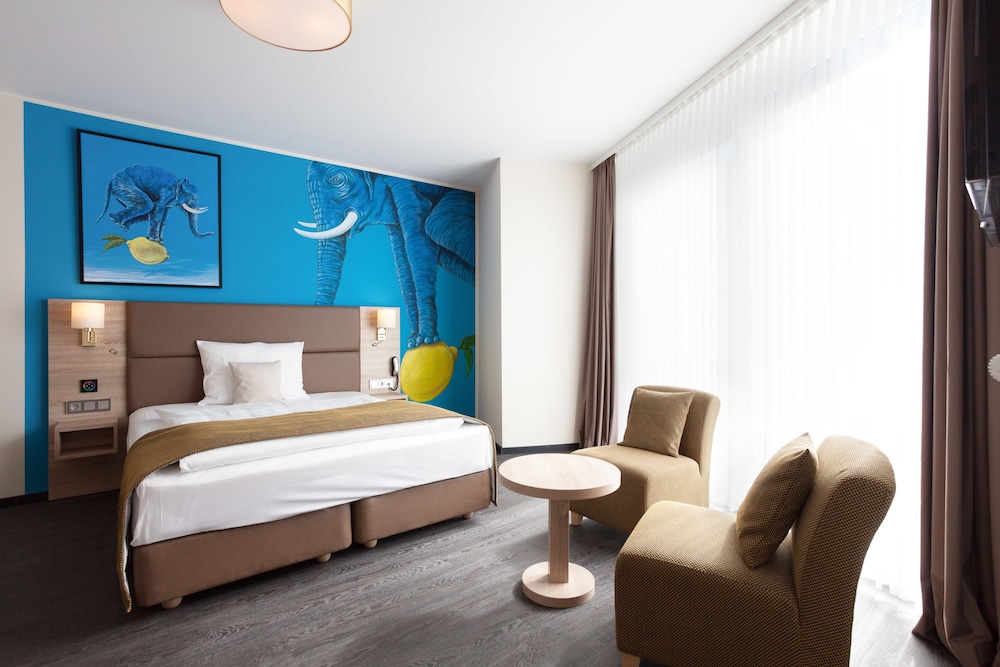 ROOM, DOUBLE BED, LARGE