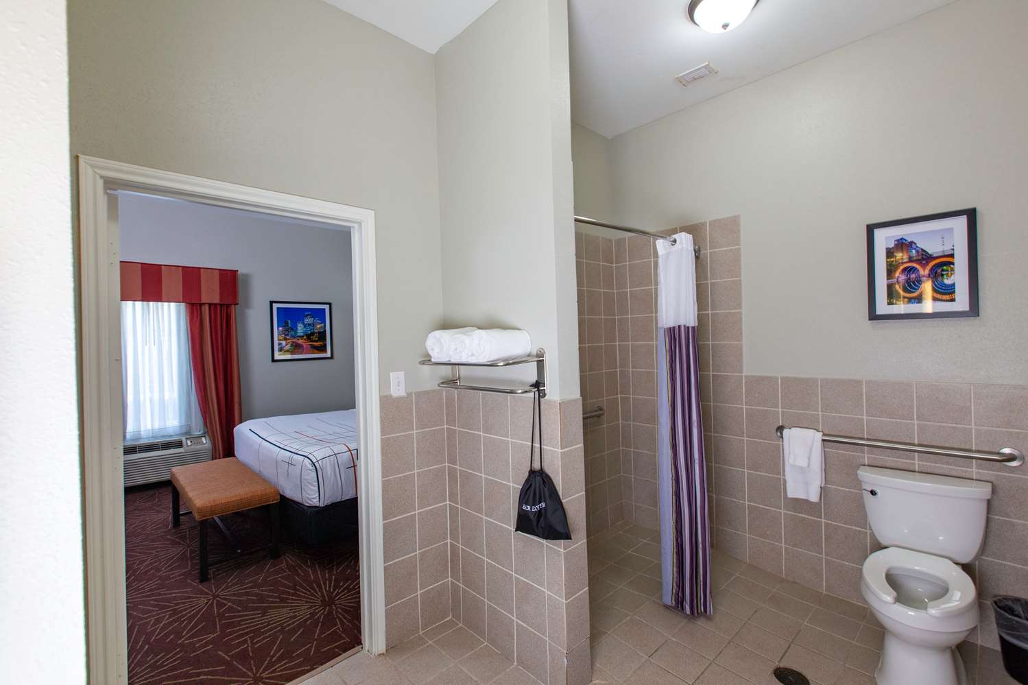 La Quinta Inn & Suites by Wyndham Houston East at Normandy 59/63