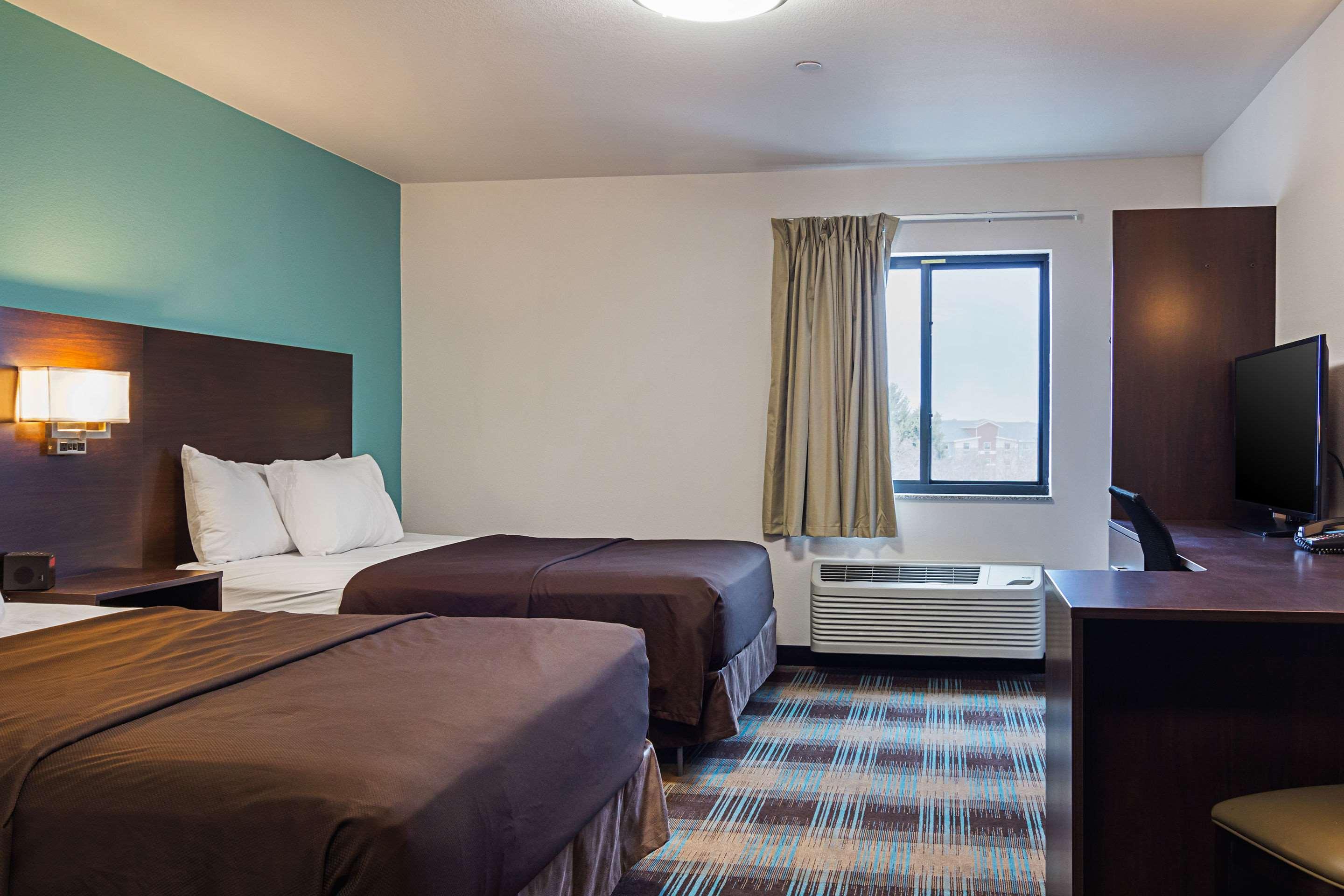 Upgrade, Efficiency, 2 Queen Beds، Suburban Studios Monaca - Pittsburgh 2/3