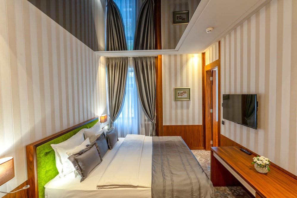 HERITAGE HOTEL KRONE 31/77