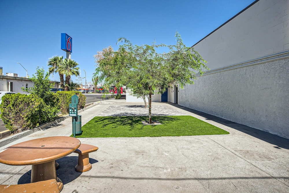 Motel6 Las Vegas, NV - Downtown Fremont St 26/31
