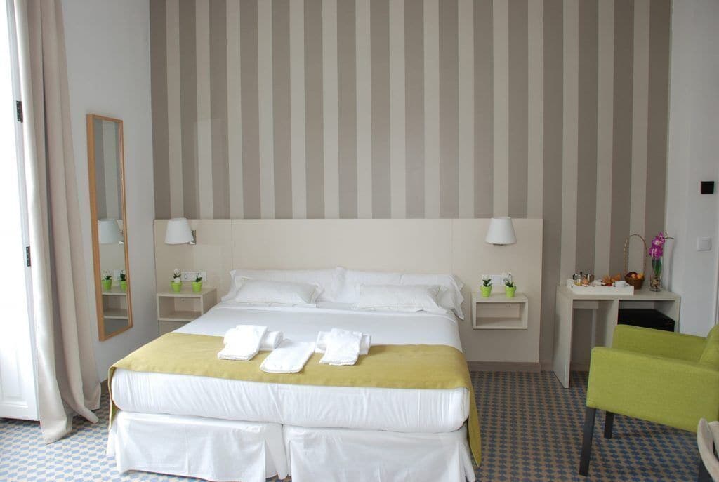 DELUXE, DOUBLE BED