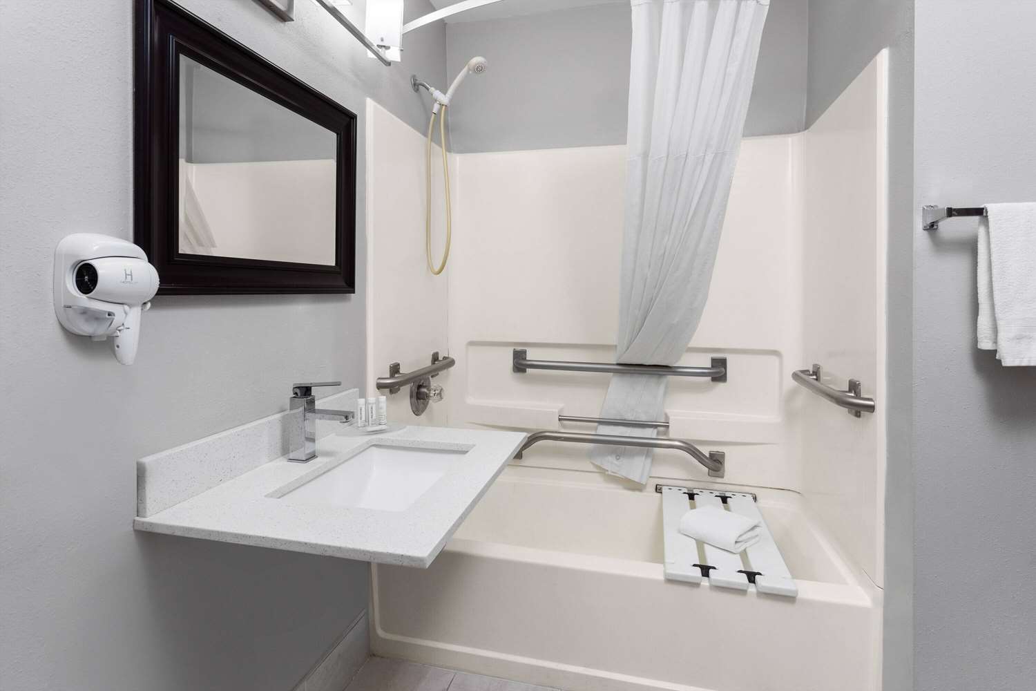 Days Inn & Suites by Wyndham Sellersburg 31/32