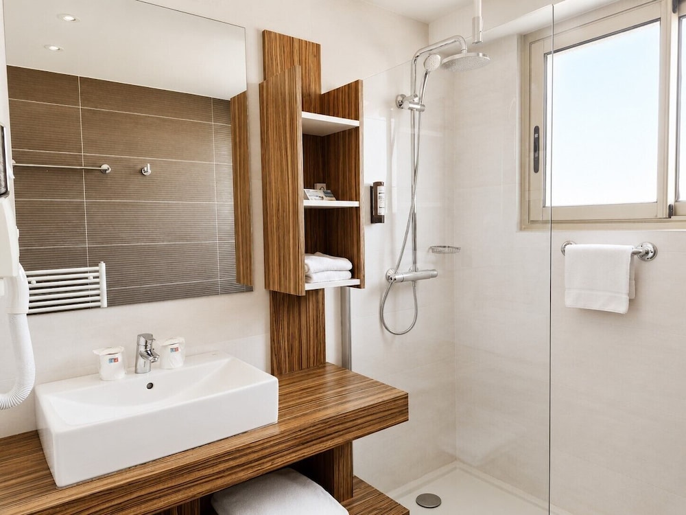 The Originals Boutique, Hotel Les Strelitzias, Antibes Juan-Les-Pins 57/60