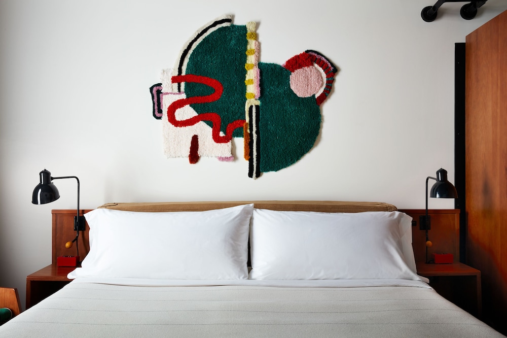 SUITE, KING BED