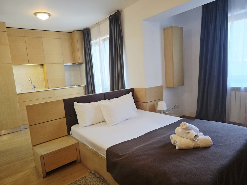 STUDIO, QUEEN BED