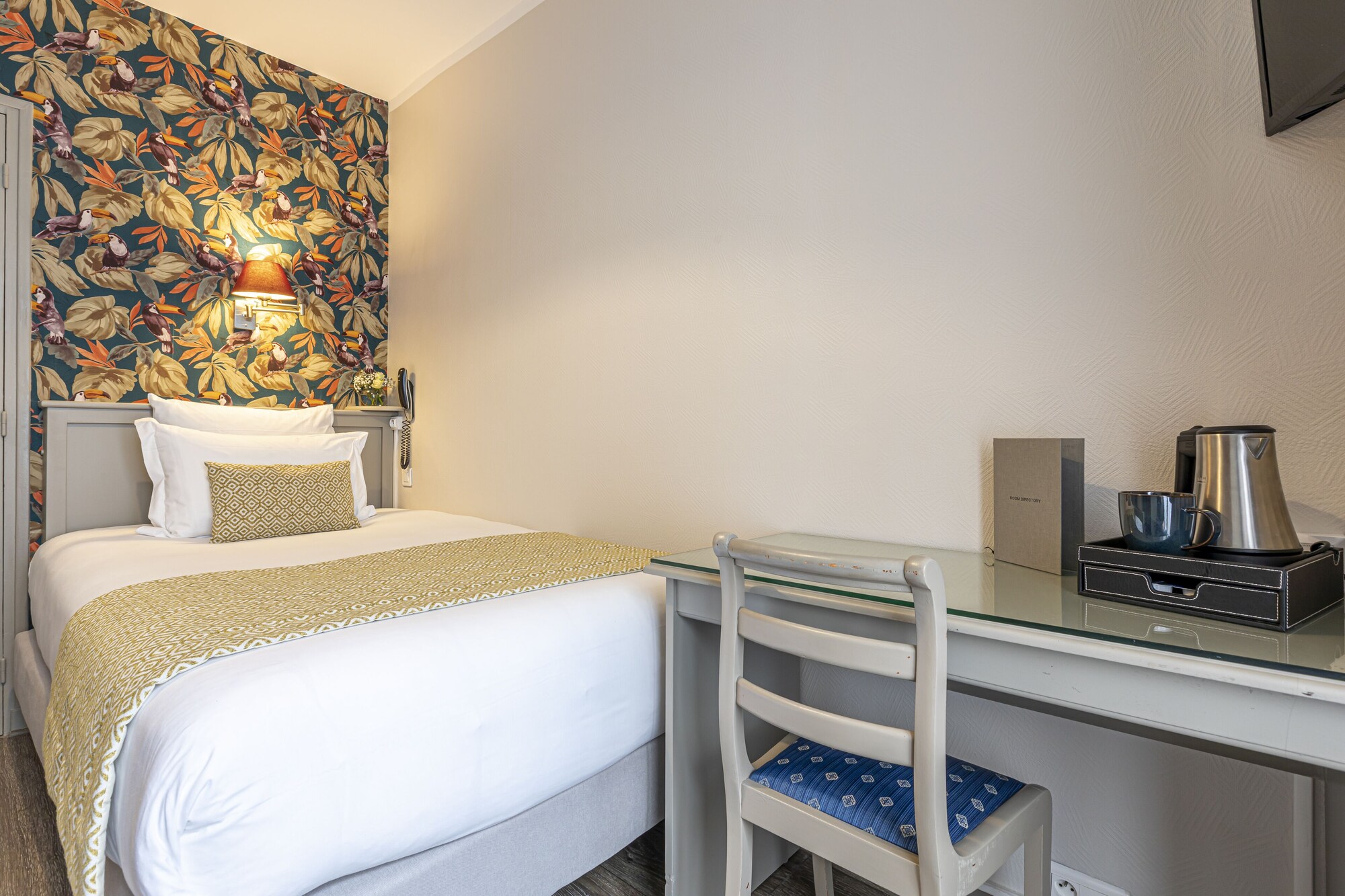 ROOM, SINGLE
