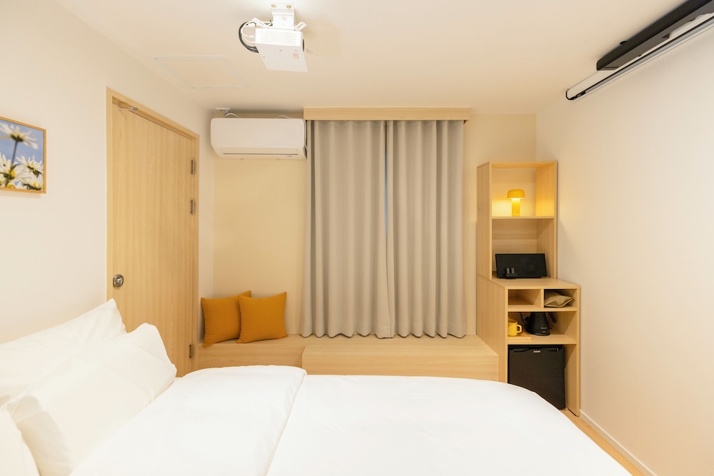 DELUXE, DOUBLE BED, CITY VIEW