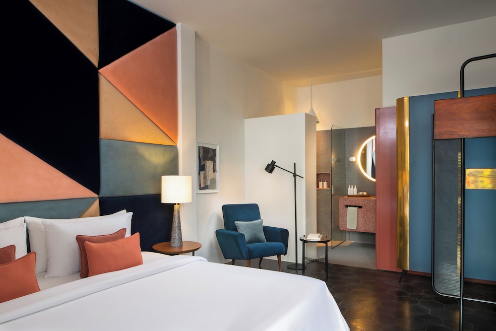 DELUXE, DOUBLE OR TWIN BED, POOL VIEW