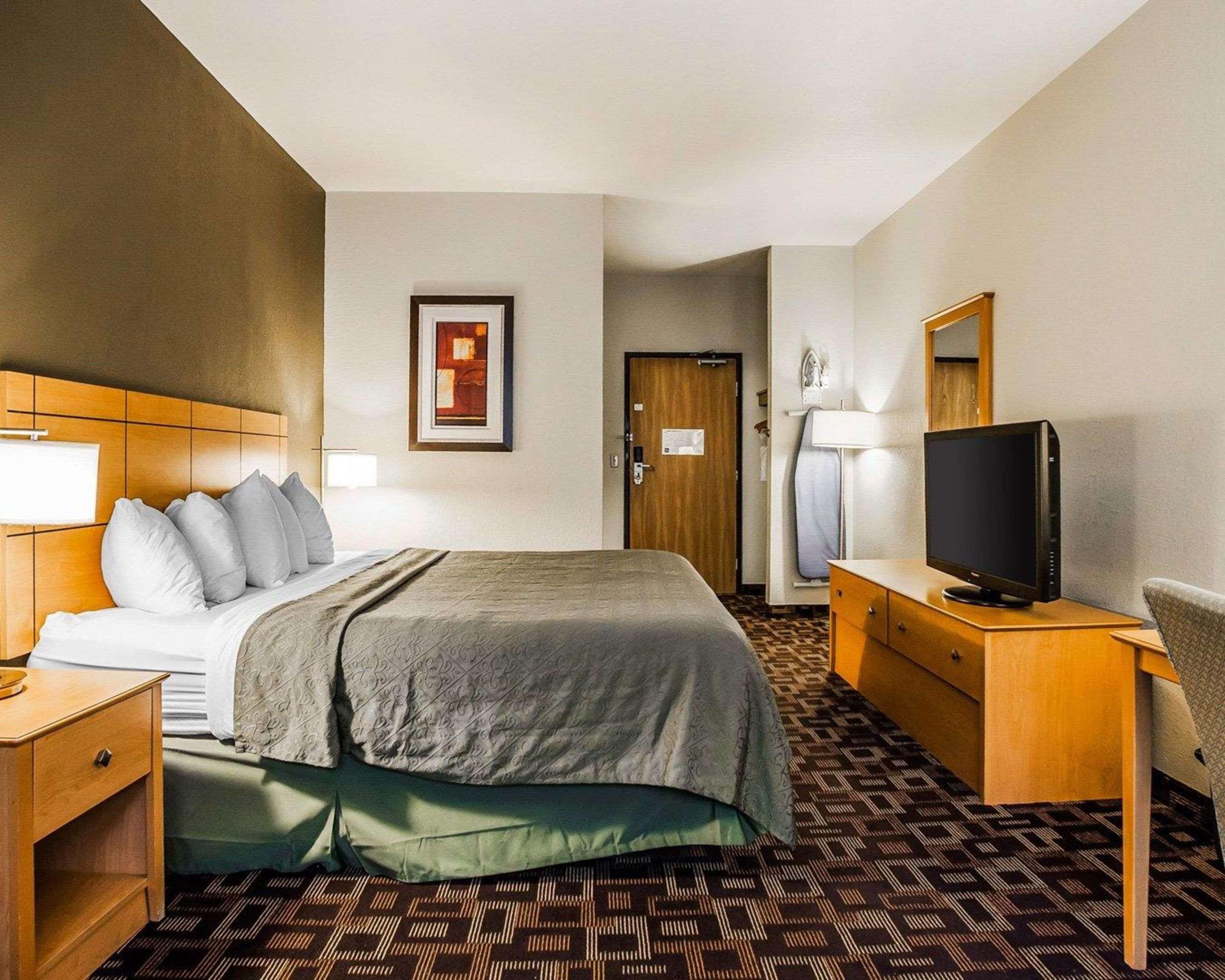 ROOM, KING BED