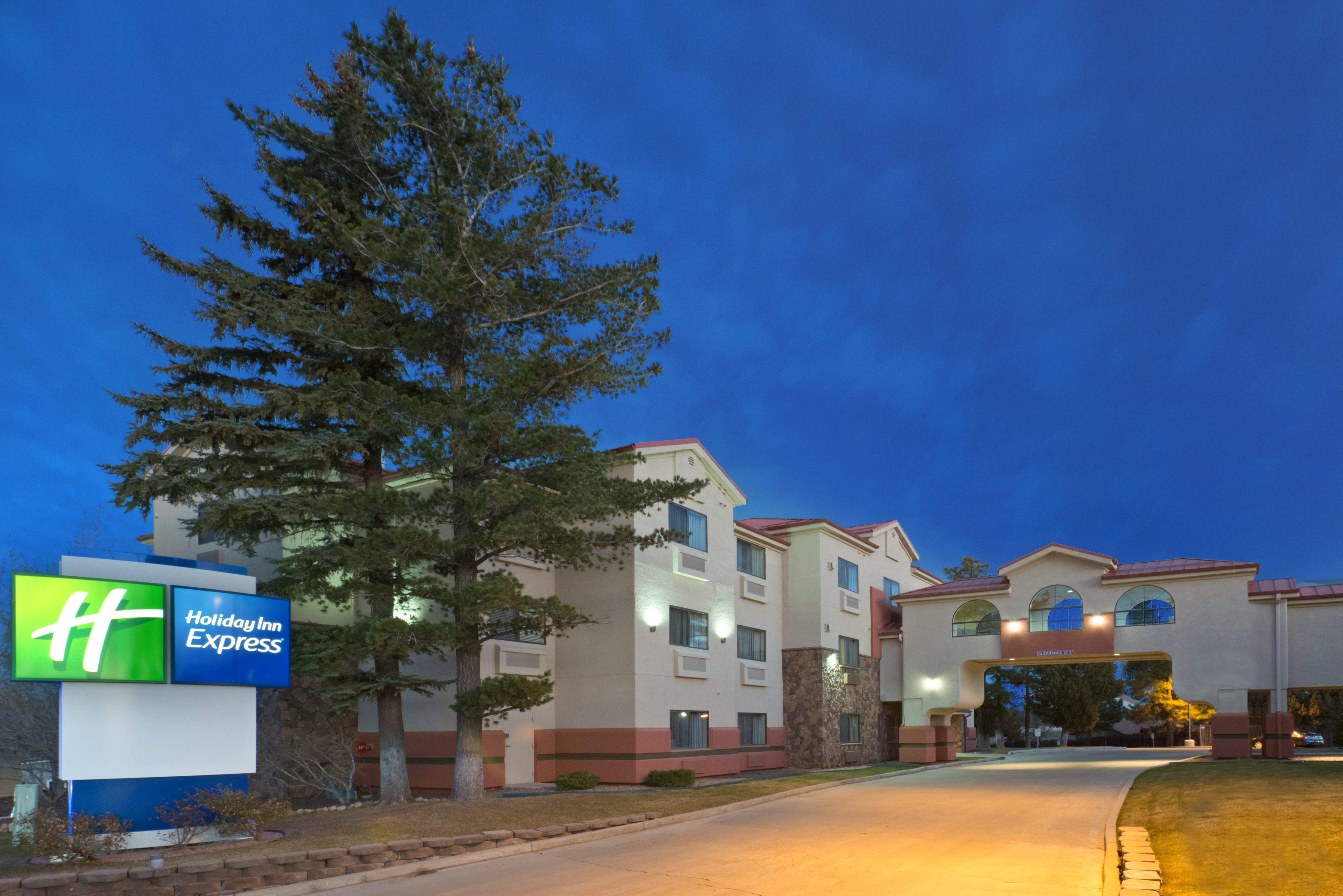 Holiday Inn Express Show Low 47/47