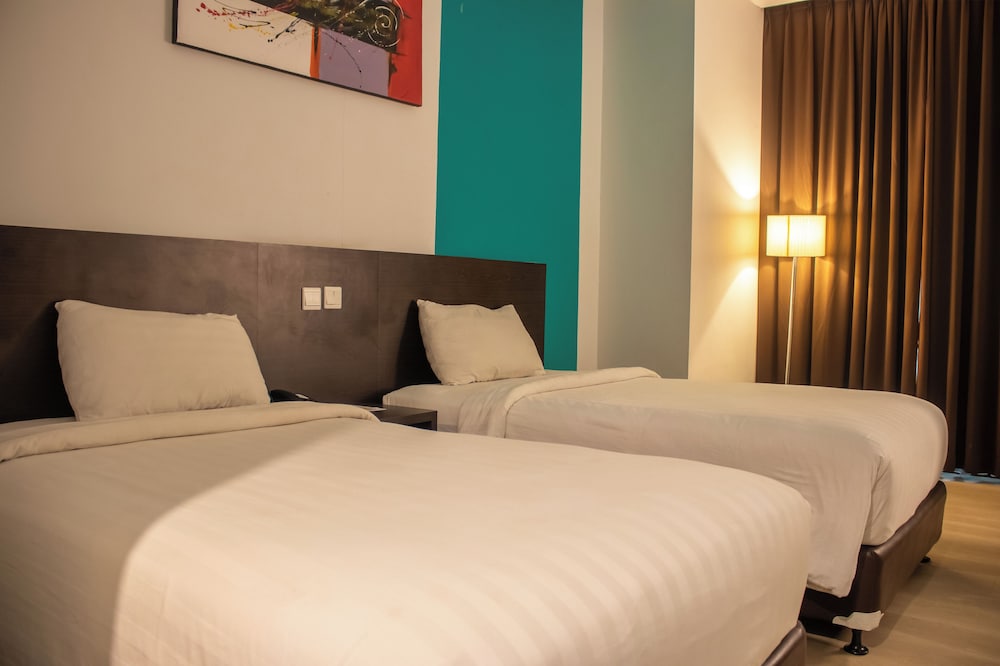 DELUXE, TWIN BEDS, CITY VIEW