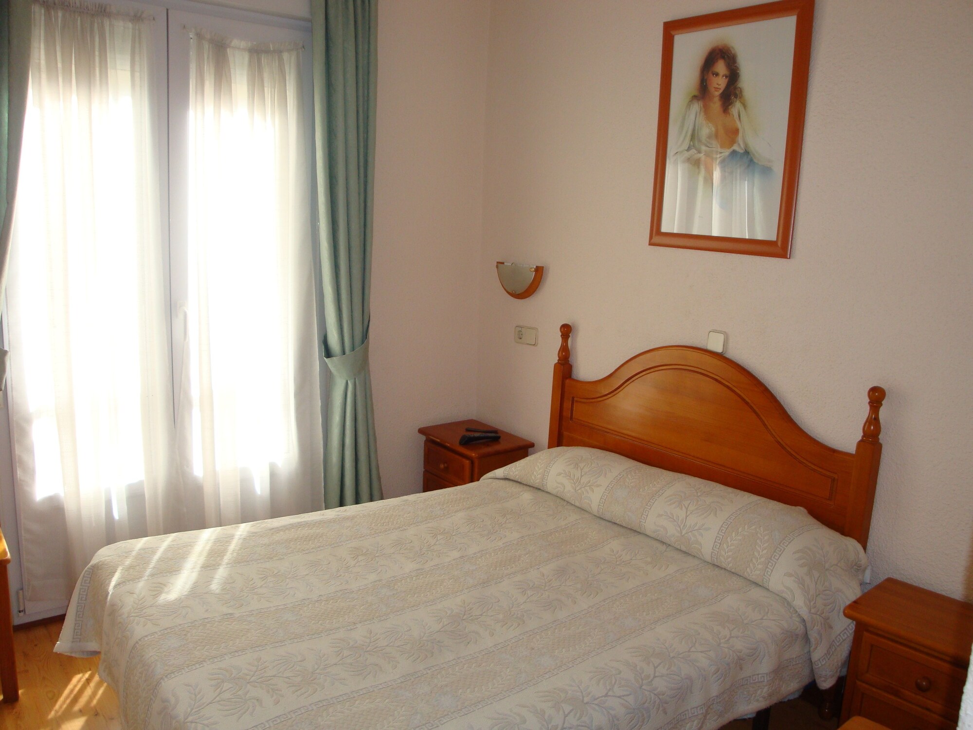 ROOM, DOUBLE BED, SMALL
