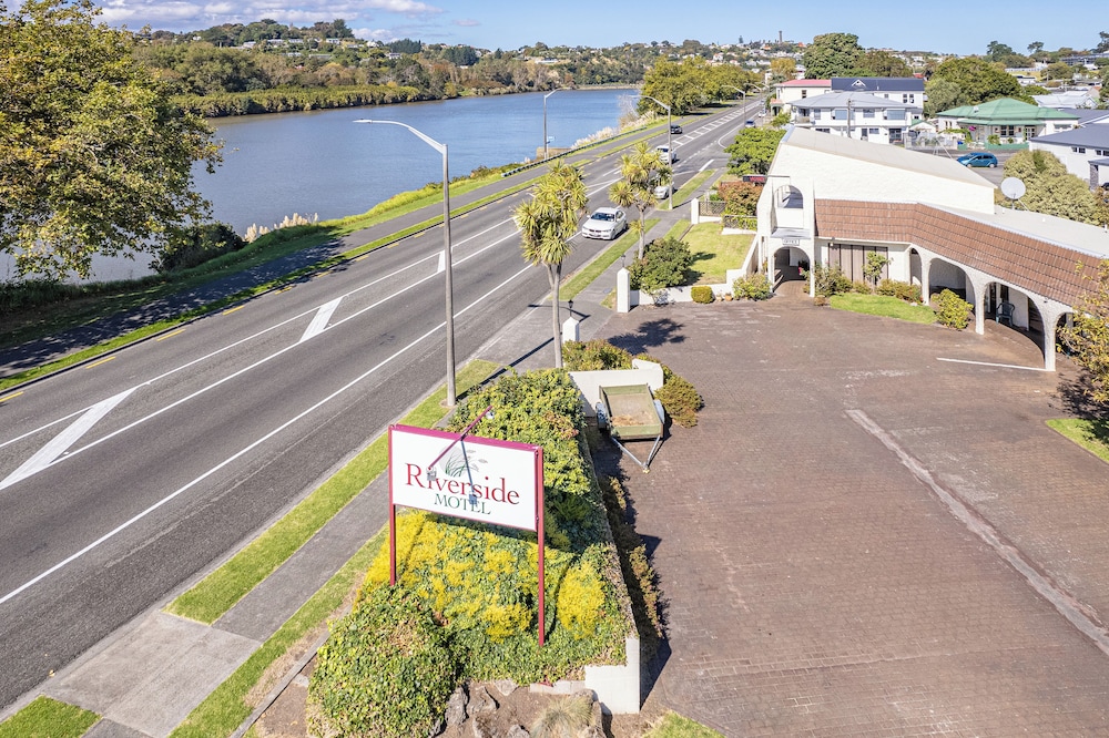 Riverside Motel 24/49