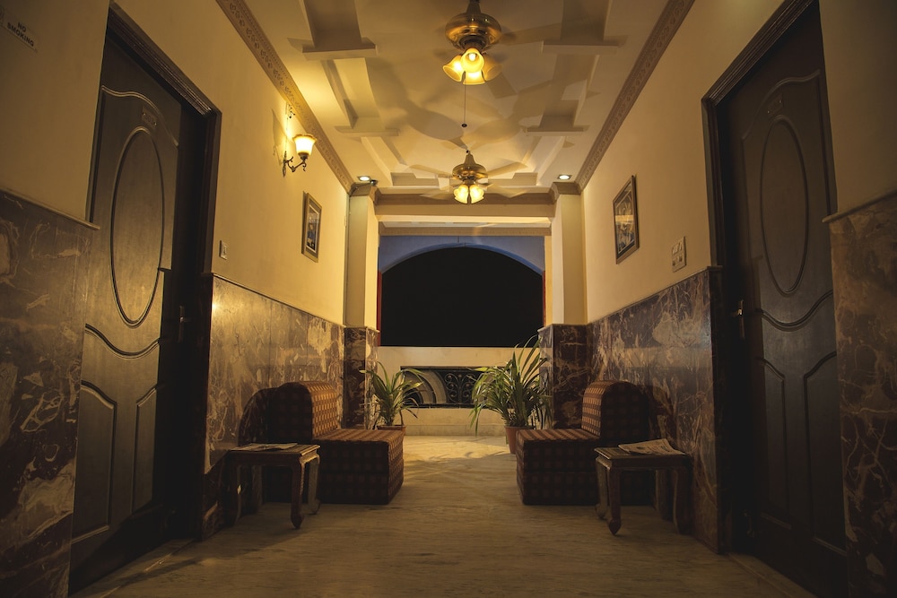 HOTEL MEENAKSHI 37/48