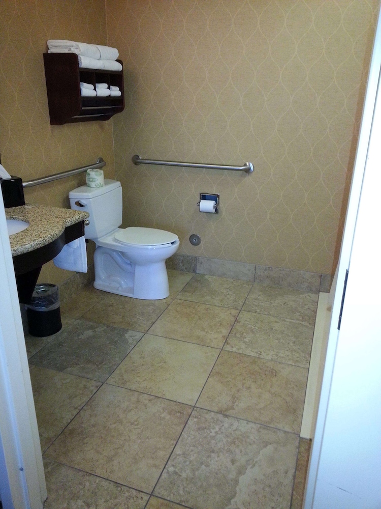 Hampton Inn and Suites Sevierville at Stadium Drive 18/40
