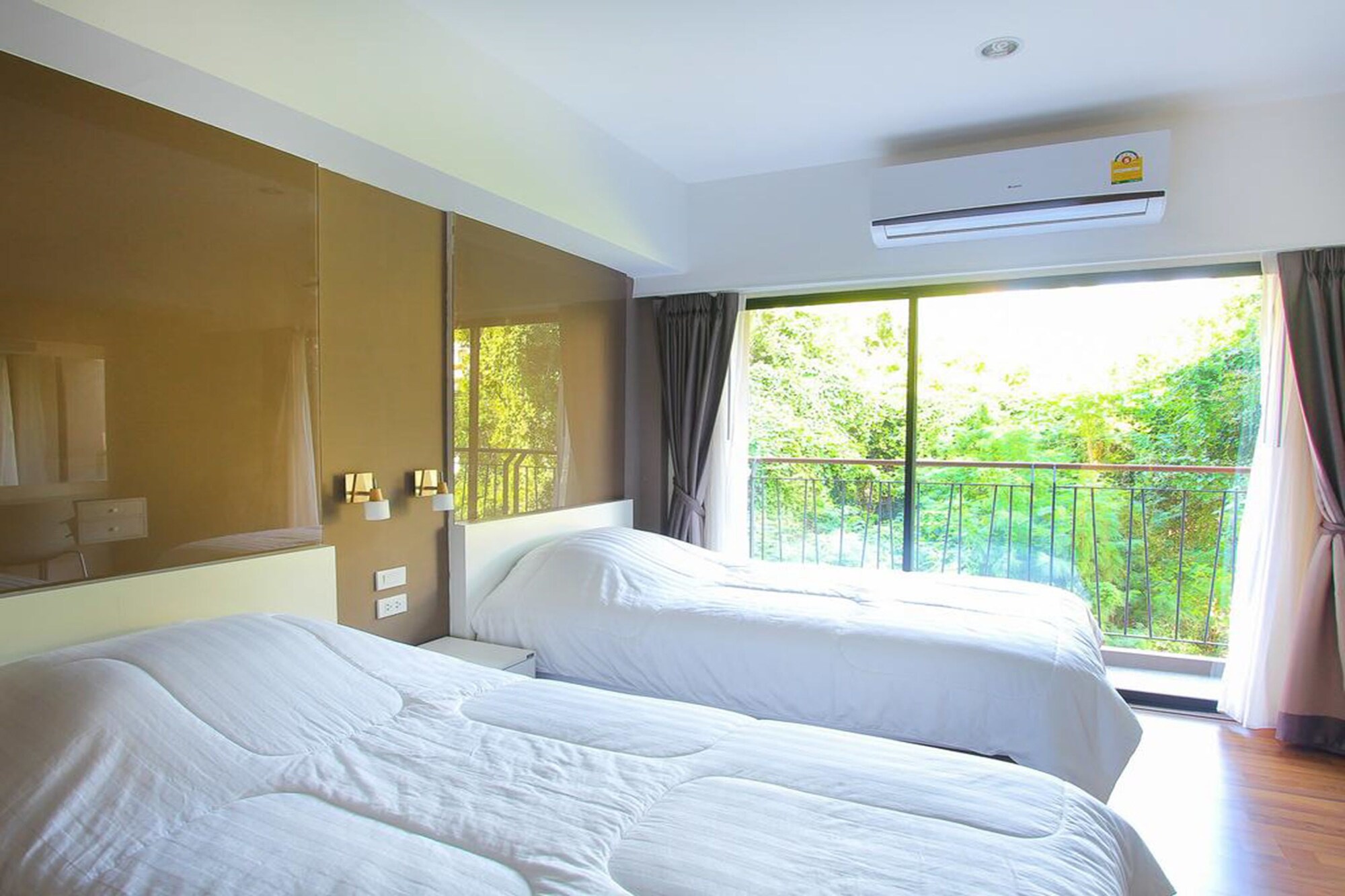 ROOM, TWIN BEDS