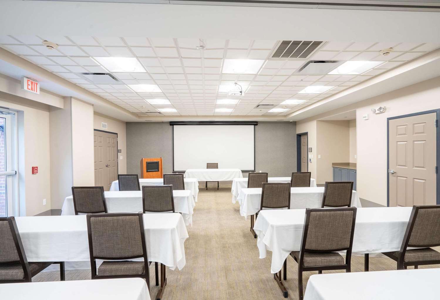 Country Inn and Suites by Radisson State College (Penn State Area), PA 26/28