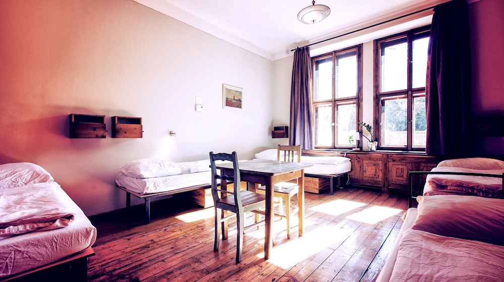 Sir Toby Apos S Hostel 52/70
