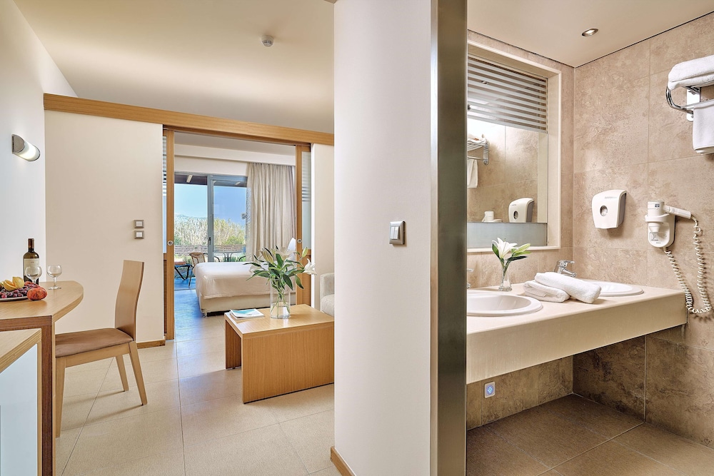 غرفة عائلية بسريرين منفصلين بإطلالة على الحديقة مع أريكة، Princess Sun Hotel 3/3