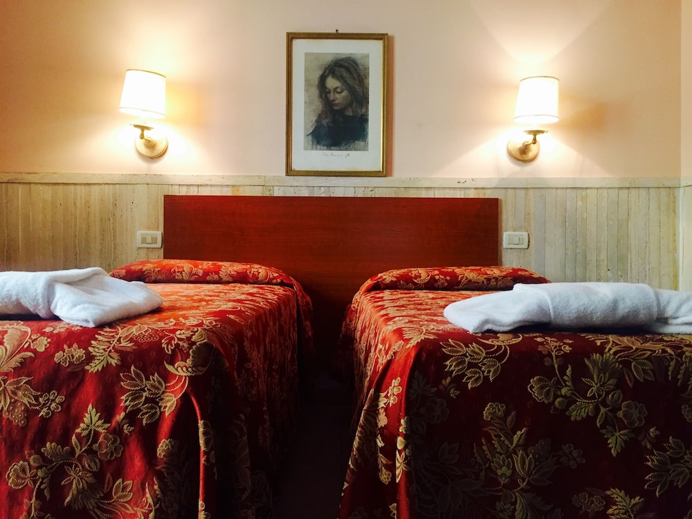 Pyramid Hotel 11/71