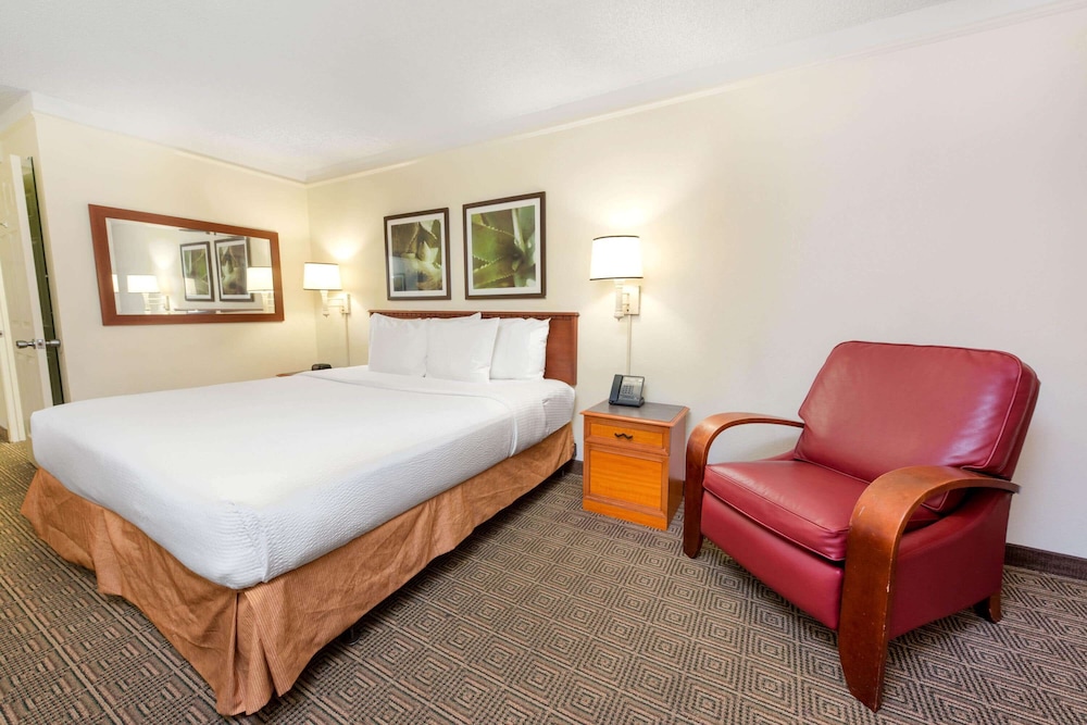 La Quinta Inn & Suites by Wyndham Ft Lauderdale Cypress Cr 19/44