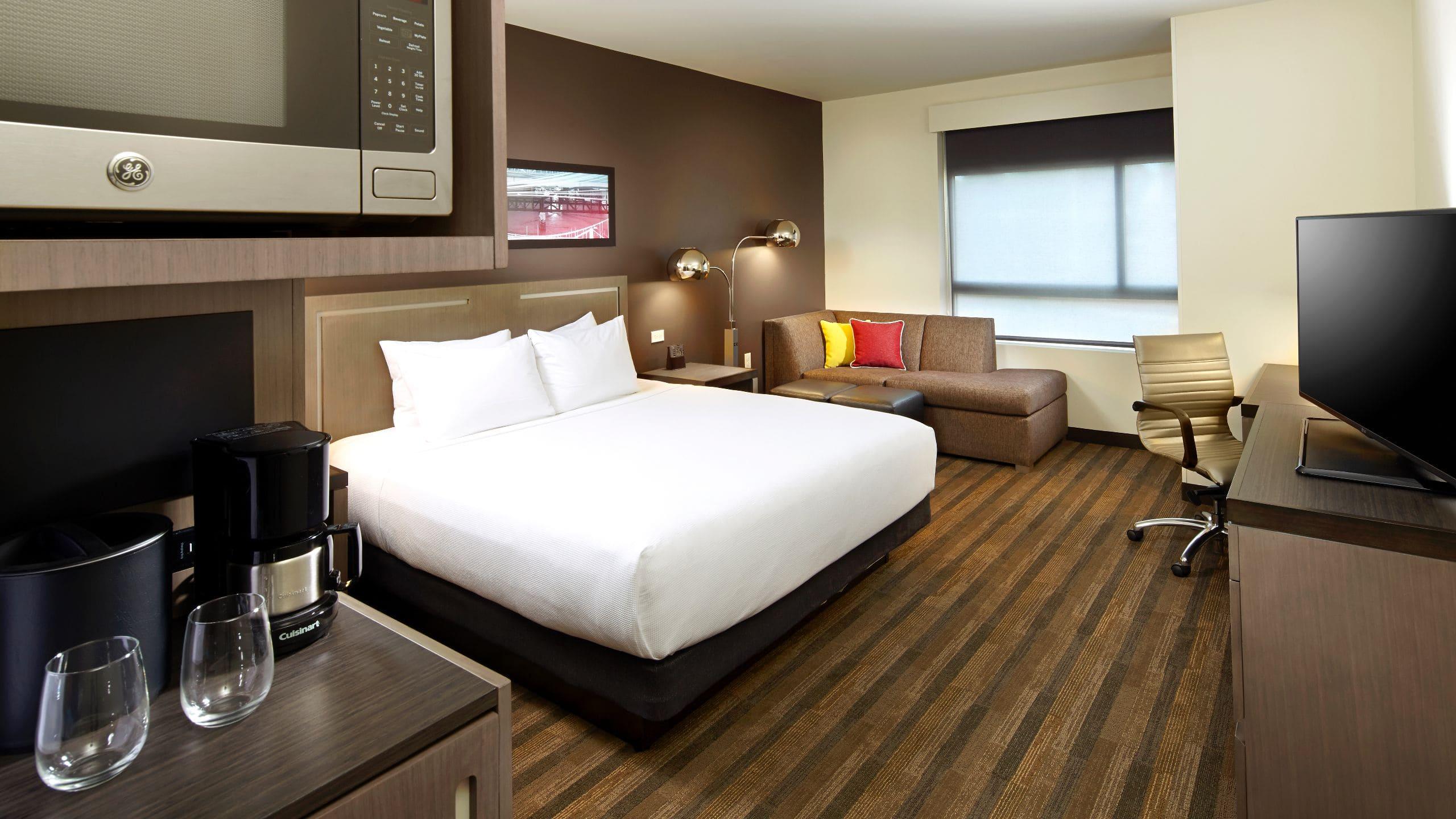 Guest Room, King Bed, Den, Accessible
