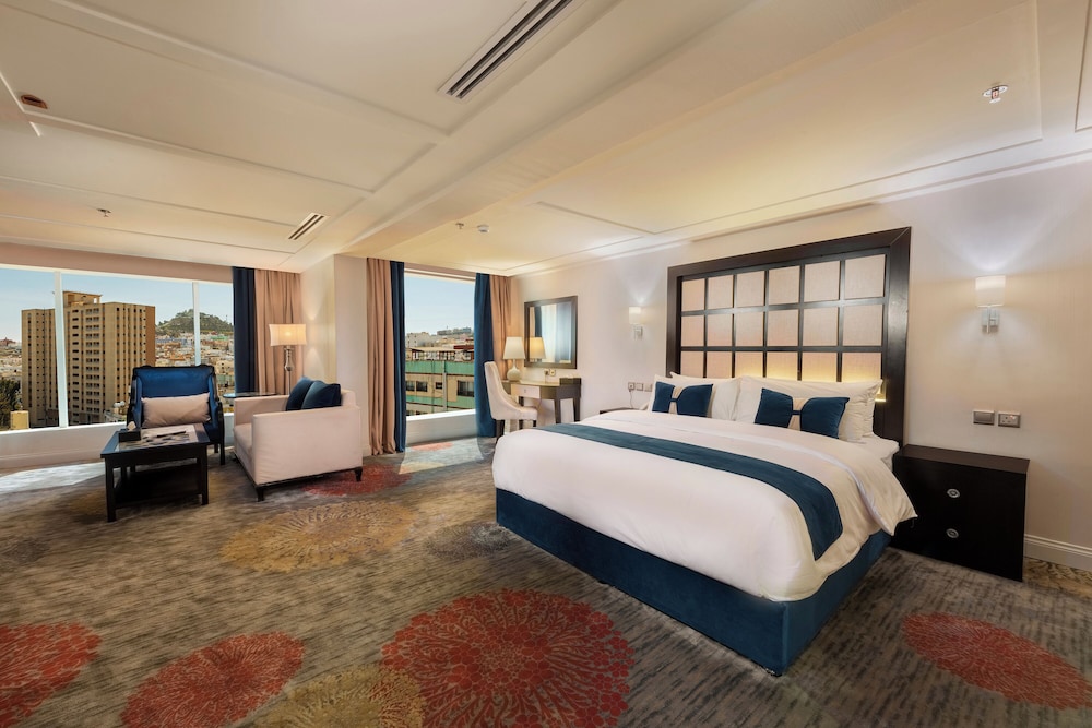SUITE, QUEEN BED