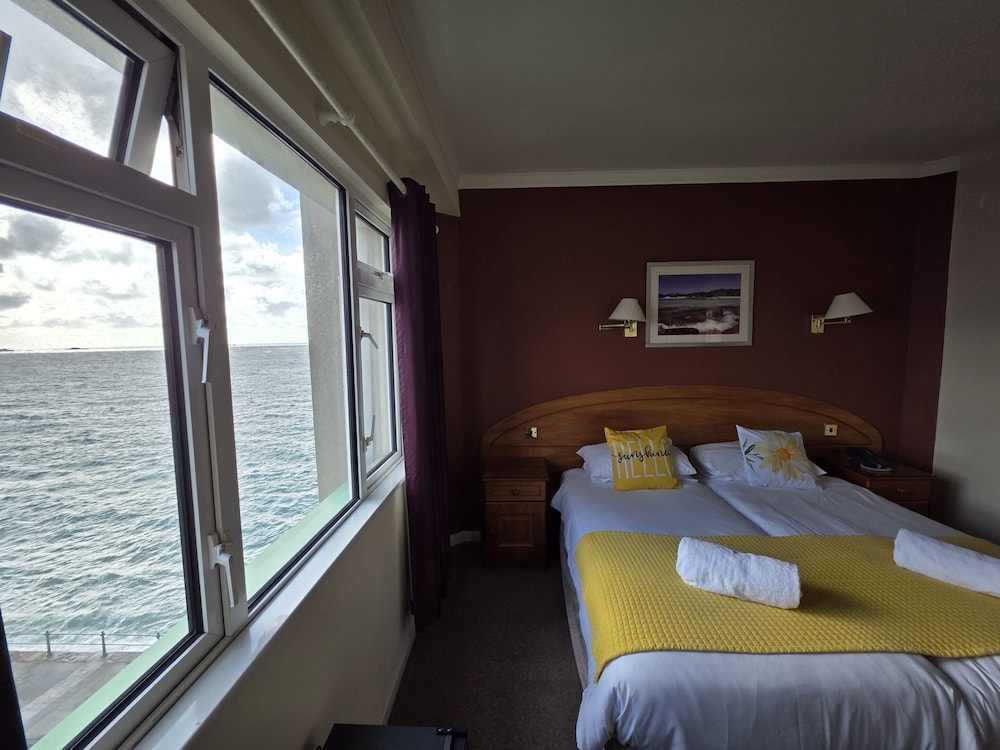 ROOM, TWIN BEDS, PARTIAL COAST VIEW