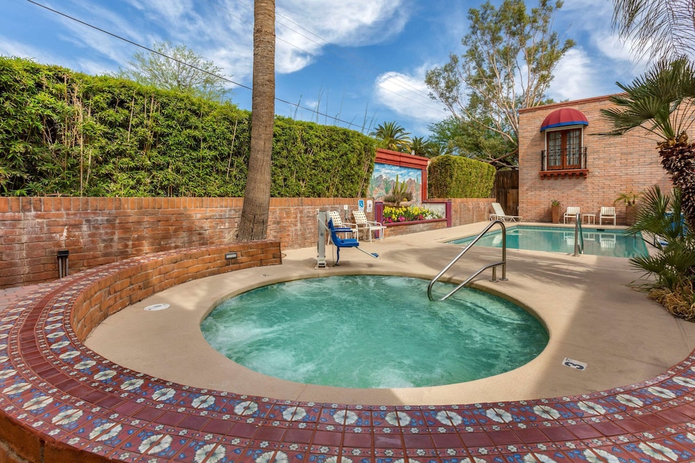 Comfort Suites Tucson near Sabino Canyon 8/47