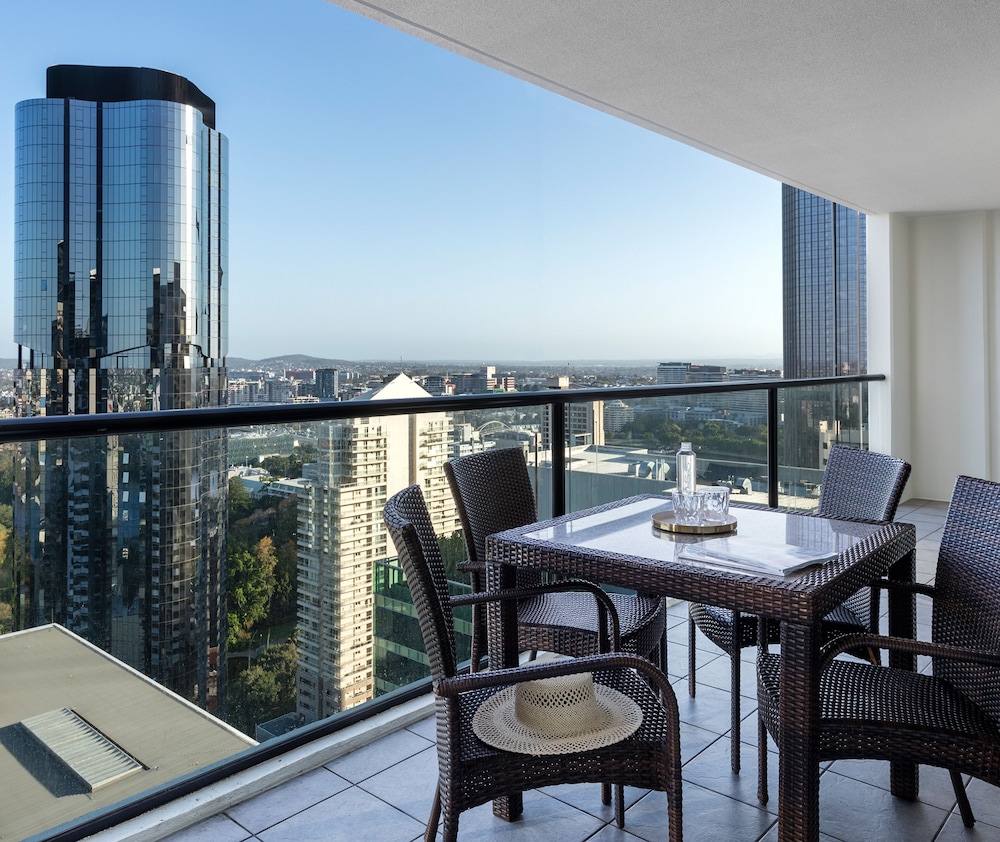 Oaks Brisbane River City Suites 48/72