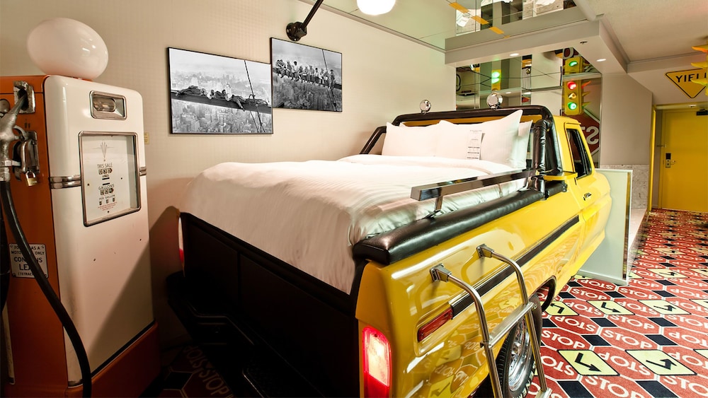 Fantasyland Hotel 56/84