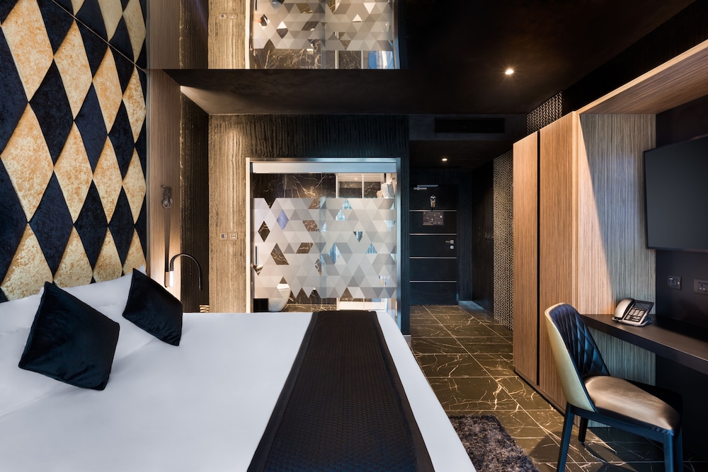 H Hotel Adults Only 49/68