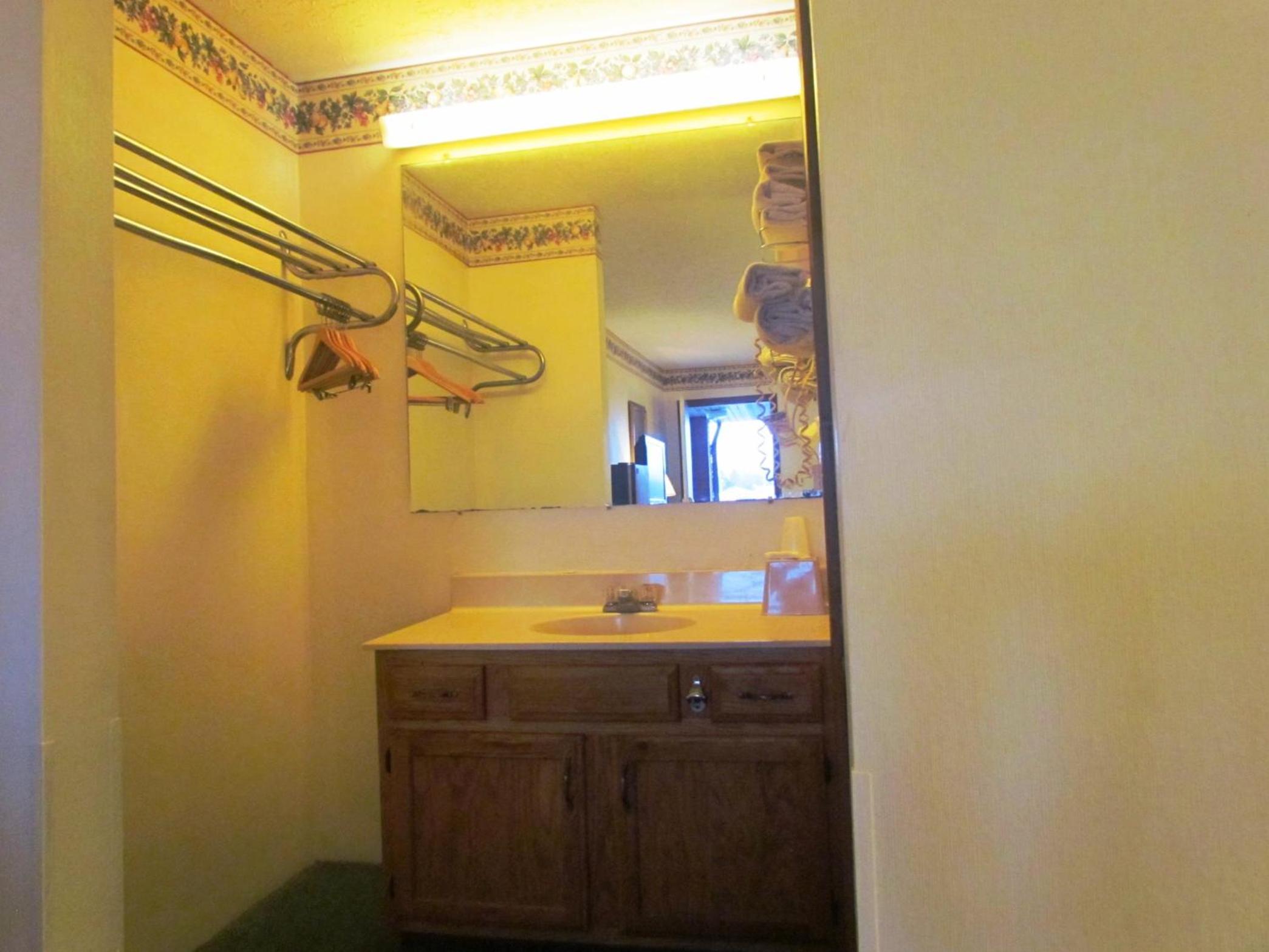 Travel Inn & Suites 4/11