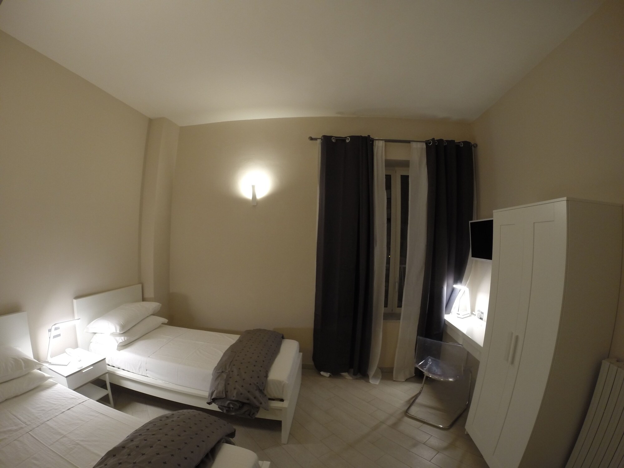 DELUXE, TWIN BEDS