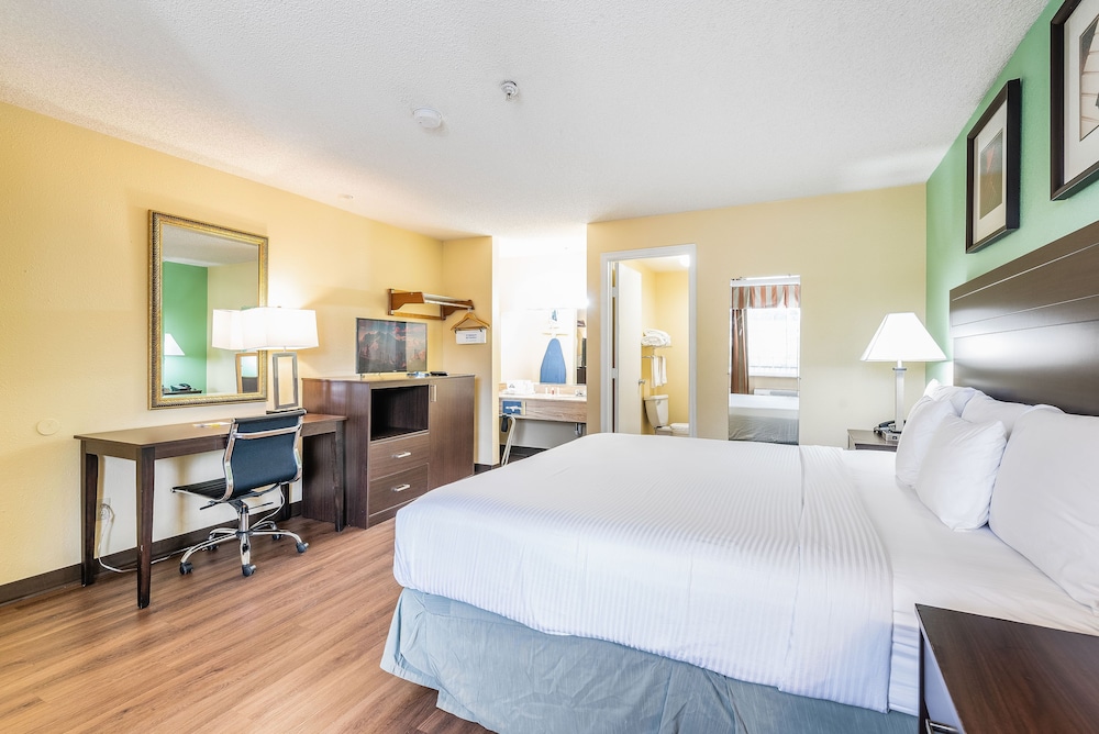Days Inn by Wyndham Federal Way 11/40