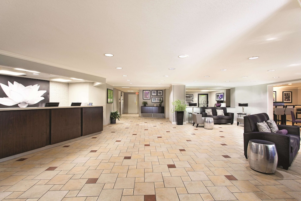 La Quinta Inn & Suites by Wyndham Miami Airport East 9/52