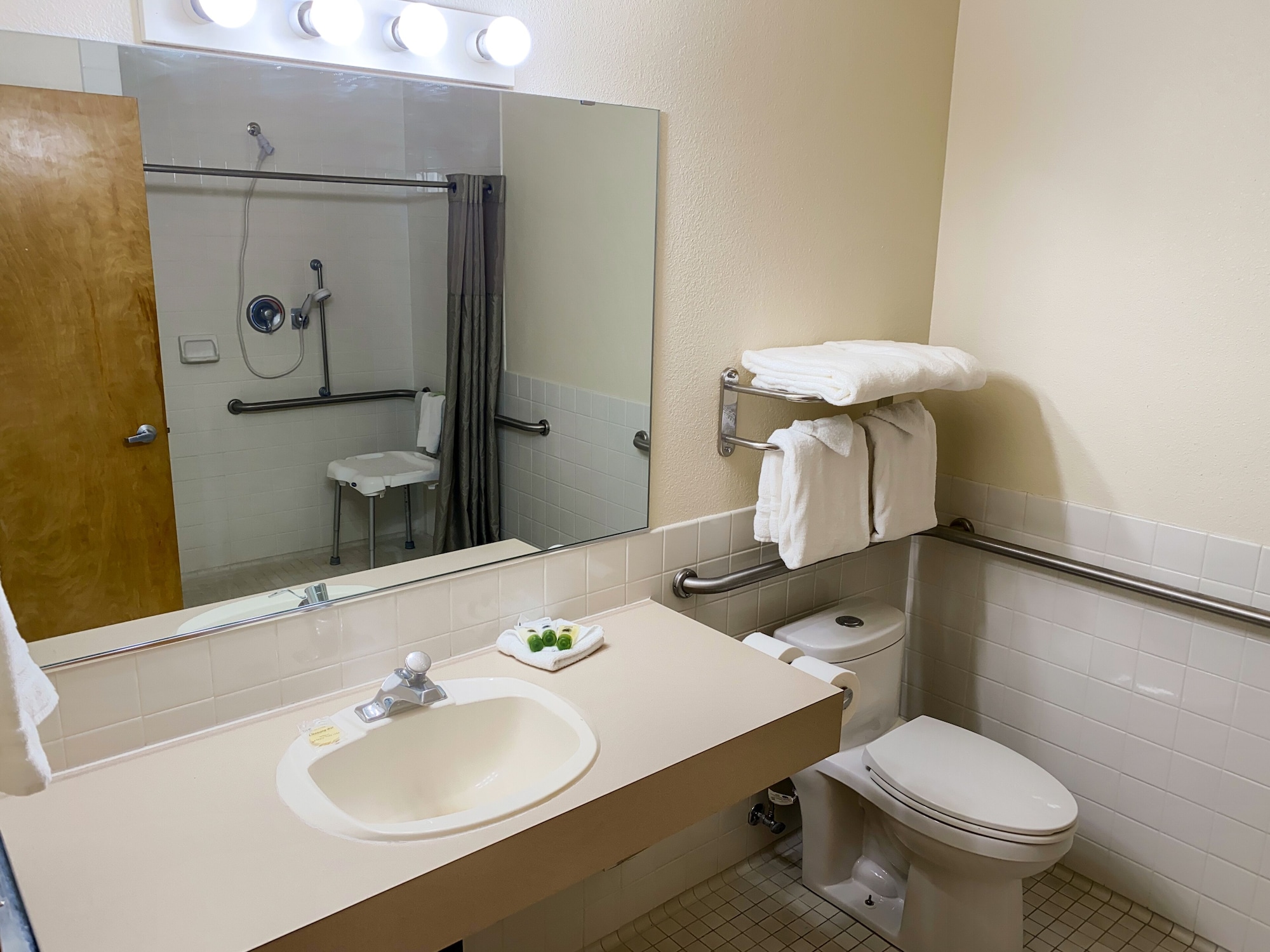 غرفة بسرير كينج، Sisters Inn & Suites 2/2