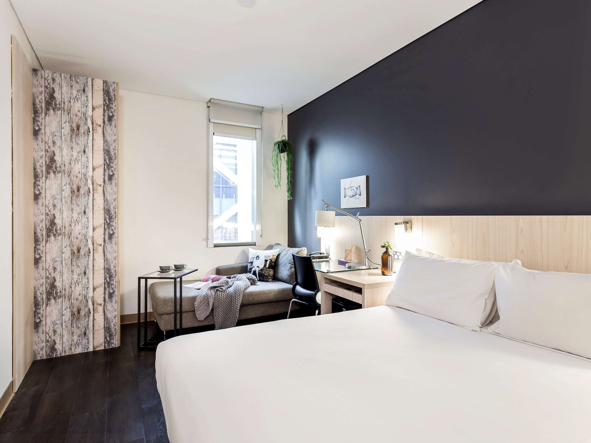 SUPERIOR, QUEEN BED