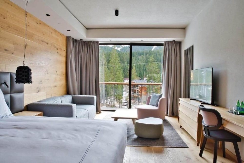 Swiss Advantage, King Bed, Sofa