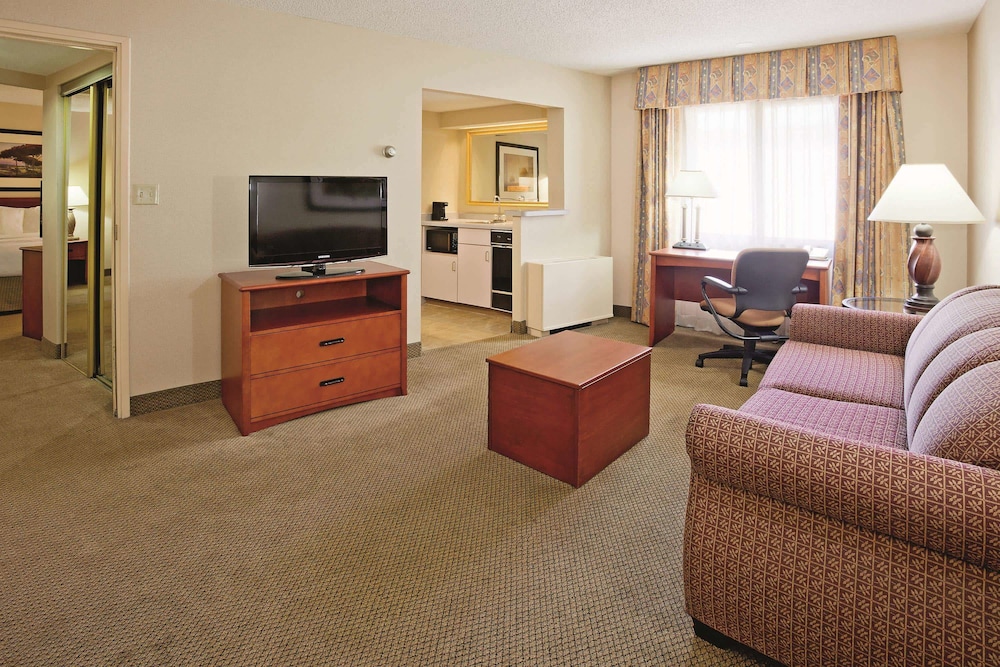 La Quinta Inn & Suites by Wyndham Appleton College Avenue 33/49