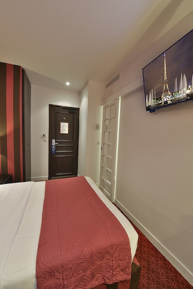 Room at Hotel Star Champs Elysees, PARIS