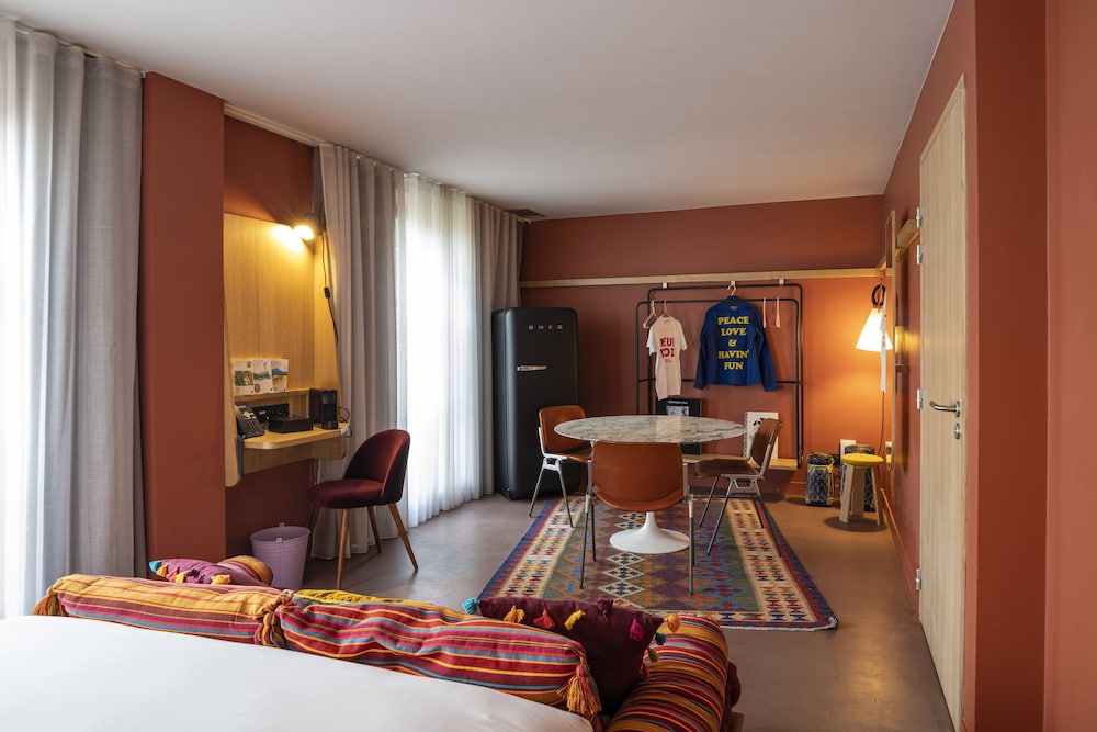 Mob Hotel Paris Les Puces 48/65