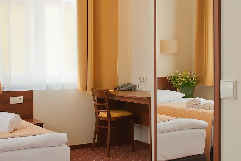 Memel Hotel 17/66